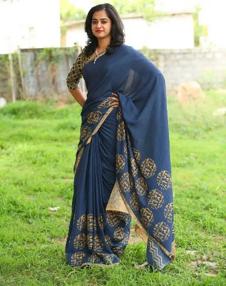 INDIAN GIRL NANDITHA RAJ PHOTOSHOOT IN TRADITIONAL BLUE SAREE 5
